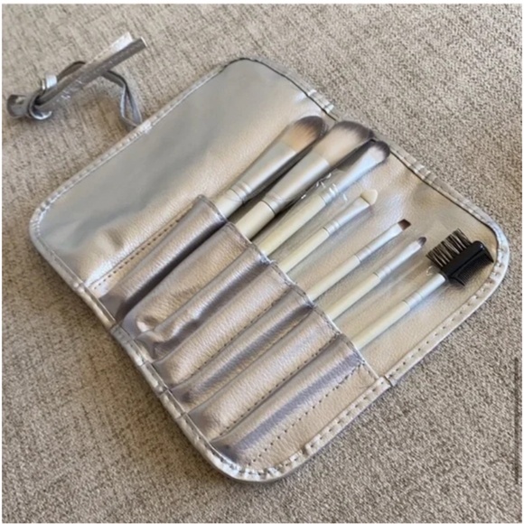 🪞 NWT Set 7 piece makeup brush glam set with silver roll up pouch - Picture 6 of 7